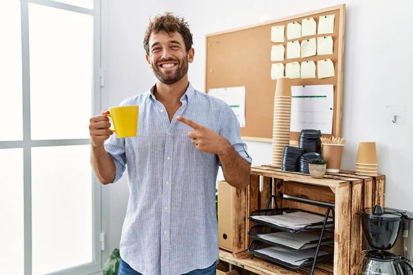 Junger Gutaussehender Mann Trinkt Büro Eine Tasse Kaffee Und Lächelt — Stockfoto