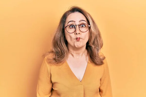 Kaukasische Frau Mittleren Alters Lässiger Kleidung Und Brille Die Fischgesicht — Stockfoto