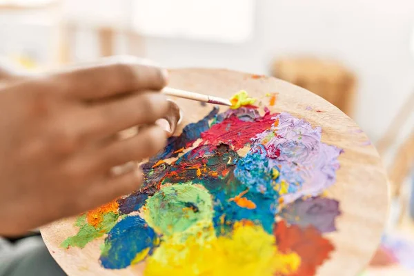 Mano Dell Artista Afro Americano Uomo Mescolando Colori Sulla Tavolozza — Foto Stock