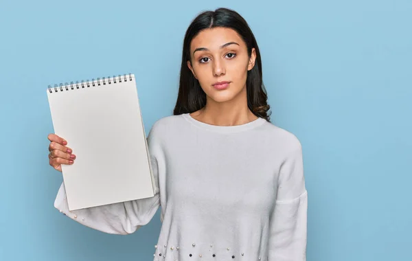 Jong Hispanic Meisje Met Notebook Denken Houding Nuchtere Expressie Zoek — Stockfoto