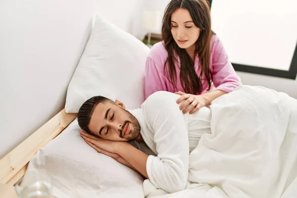 Junge Hispanische Frau Sucht Ihren Schläfrigen Freund Bett — Stockfoto