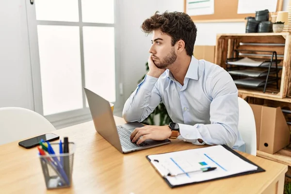 Jeune Homme Affaires Hispanique Détendu Travailler Bureau — Photo