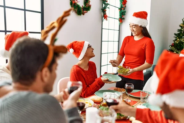 Группа Молодых Людей Улыбающихся Счастливым Рождественским Ужином Дома — стоковое фото
