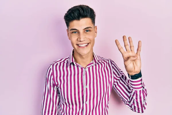 Junger Hispanischer Mann Lässiger Kleidung Zeigt Mit Finger Nummer Vier — Stockfoto