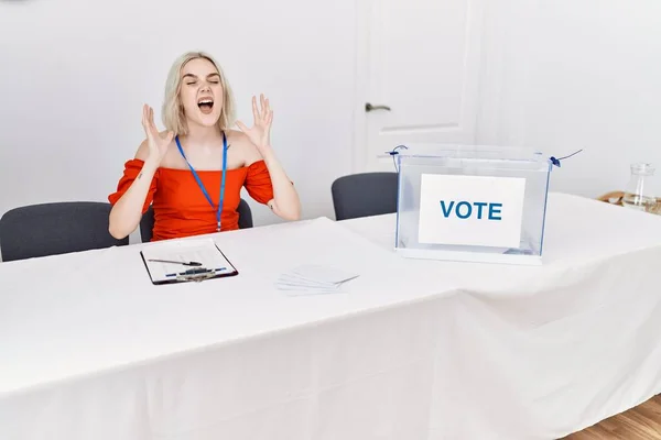 Jonge Blanke Vrouw Bij Politieke Verkiezingen Zit Bij Stemming Vieren — Stockfoto