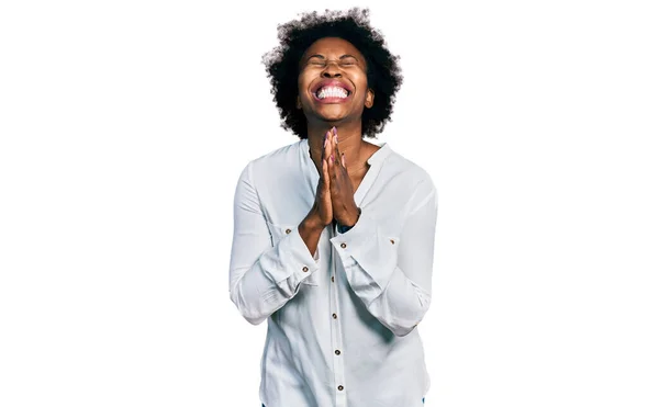 Afroamerikanerin Mit Afro Haaren Lässigem Weißen Shirt Bettelt Und Betet — Stockfoto