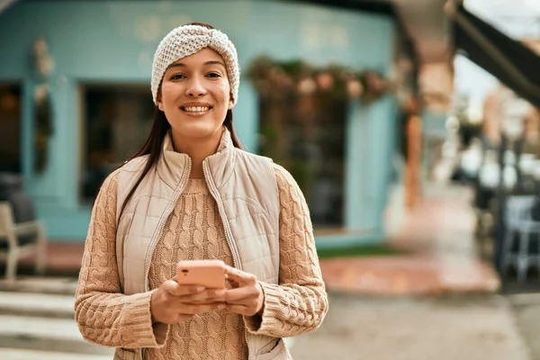 Mladý Latinsky Žena Usměvavý Šťastný Pomocí Smartphone Městě — Stock fotografie