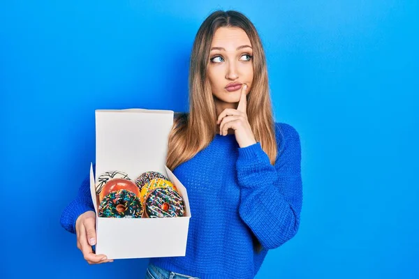 Junges Blondes Mädchen Das Schachtel Mit Leckeren Bunten Krapfen Der — Stockfoto