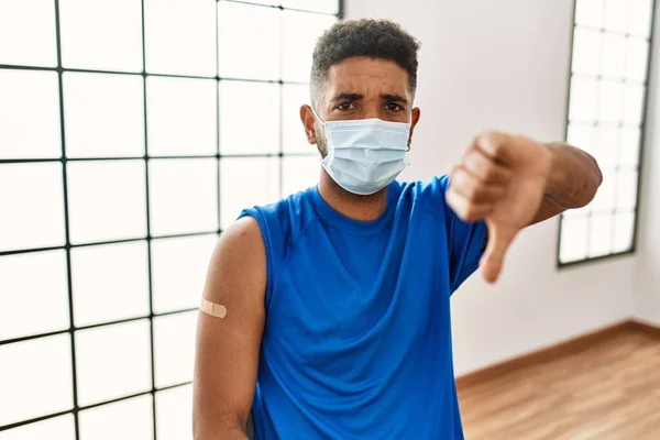 Hombre Hispano Joven Con Barba Usando Máscara Seguridad Vacunándose Con —  Fotos de Stock