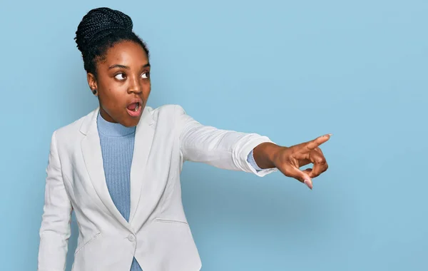 Junge Afrikanisch Amerikanische Frau Businesskleidung Zeigt Mit Dem Finger Überrascht — Stockfoto