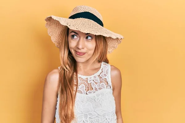 Jeune Femme Caucasienne Portant Chapeau Été Souriant Regardant Vers Côté — Photo