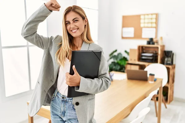 Blonde Geschäftsfrau Büro Starke Person Zeigt Armmuskeln Selbstbewusst Und Stolz — Stockfoto