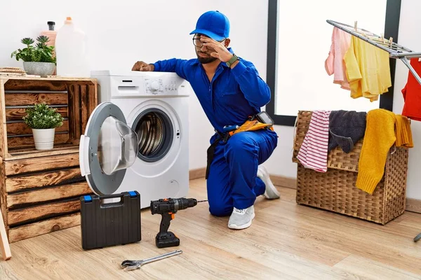 Jovem Técnico Indiano Trabalhando Máquina Lavar Roupa Preocupado Estressado Sobre — Fotografia de Stock