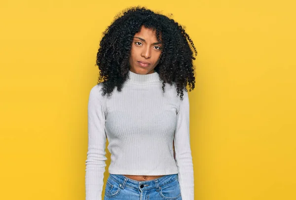 Niña Afroamericana Joven Vestida Con Ropa Casual Que Parece Somnolienta — Foto de Stock