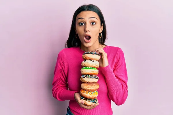 Junge Hispanische Frau Mit Einem Haufen Leckerer Bunter Krapfen Voller — Stockfoto