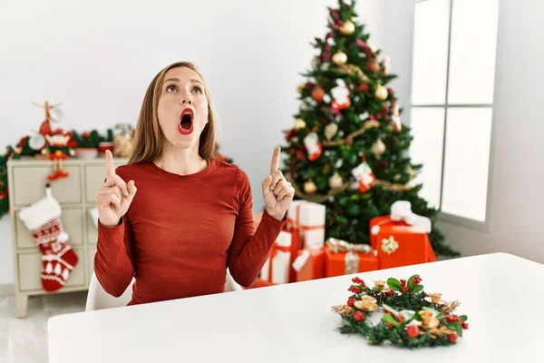 Giovane Donna Bionda Caucasica Seduta Sul Tavolo Vicino All Albero — Foto Stock