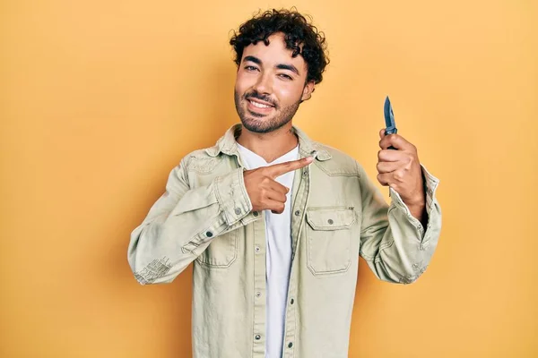 Jonge Spaanse Man Met Zakmes Glimlachend Vrolijk Wijzend Met Hand — Stockfoto
