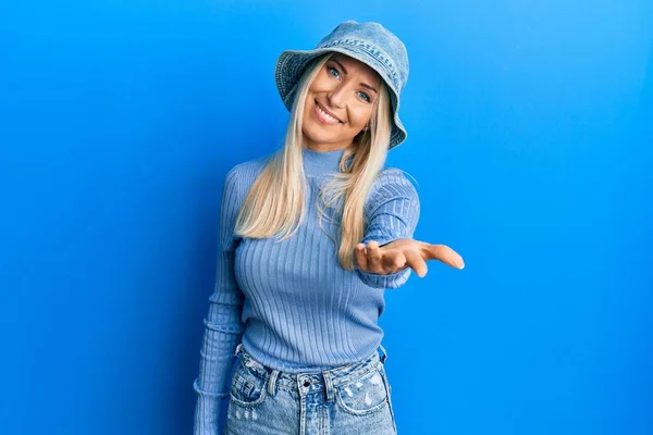 Ung Blond Kvinna Bär Casual Denim Hatt Leende Vänlig Erbjuder — Stockfoto
