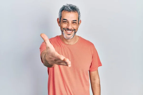 Bonito Homem Meia Idade Com Cabelos Grisalhos Vestindo Camiseta Casual — Fotografia de Stock