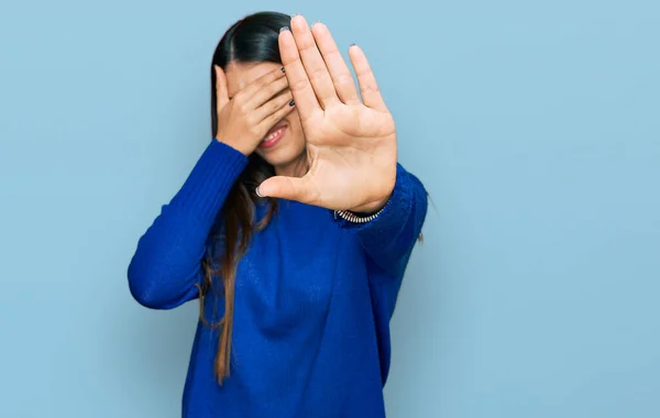 Junge Hispanische Frau Lässiger Kleidung Die Die Augen Mit Händen — Stockfoto