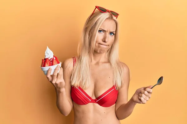 Ung Blond Kvinna Bikini Som Håller Glassen Skeptisk Och Nervös — Stockfoto