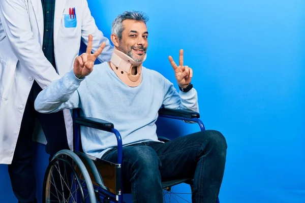 Hombre Guapo Mediana Edad Con Pelo Gris Silla Ruedas Con — Foto de Stock