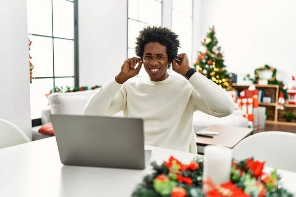 Joven Hombre Afroamericano Usando Portátil Sentado Mesa Por Árbol Navidad — Foto de Stock