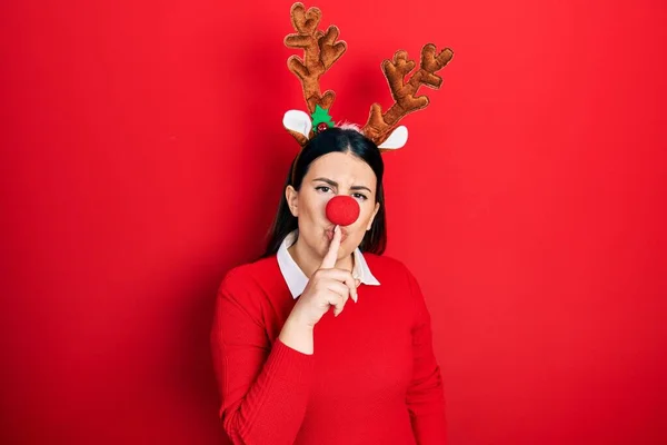 Mujer Hispana Joven Con Sombrero Navidad Ciervo Nariz Roja Pidiendo — Foto de Stock