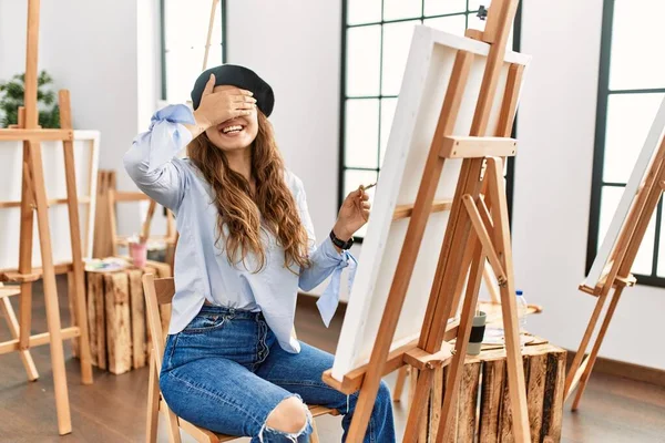 Joven Artista Hispana Pintando Sobre Lienzo Estudio Arte Sonriendo Riendo — Foto de Stock