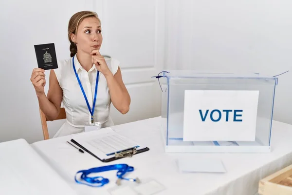 Mujer Rubia Joven Las Elecciones Campaña Política Celebración Pasaporte Canadá — Foto de Stock