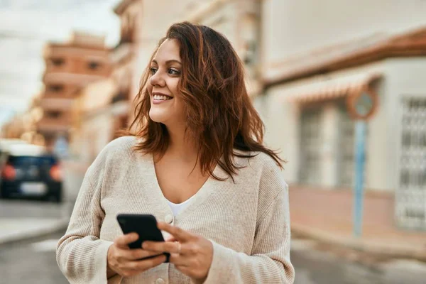 Νέοι Ιρλανδοί Συν Μέγεθος Κορίτσι Χαμογελώντας Χαρούμενος Χρησιμοποιώντας Smartphone Στην — Φωτογραφία Αρχείου