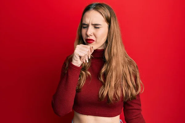 Mujer Rubia Joven Que Usa Suéter Cuello Alto Sintiéndose Mal — Foto de Stock