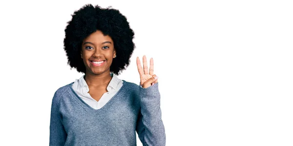 Młoda Afroamerykanka Ubrana Służbowe Ubrania Pokazująca Wskazująca Palcami Numer Trzy — Zdjęcie stockowe