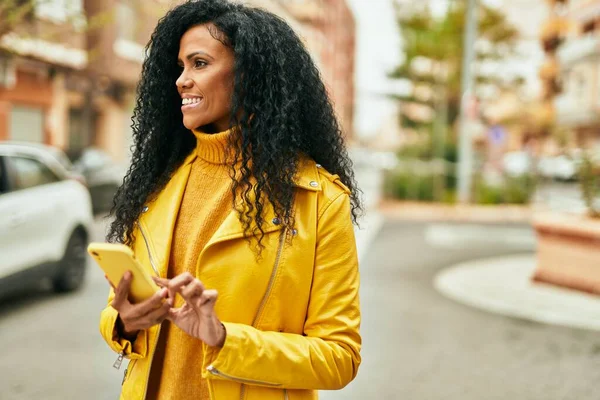 Mujer Afroamericana Mediana Edad Sonriendo Feliz Usando Teléfono Inteligente Ciudad — Foto de Stock