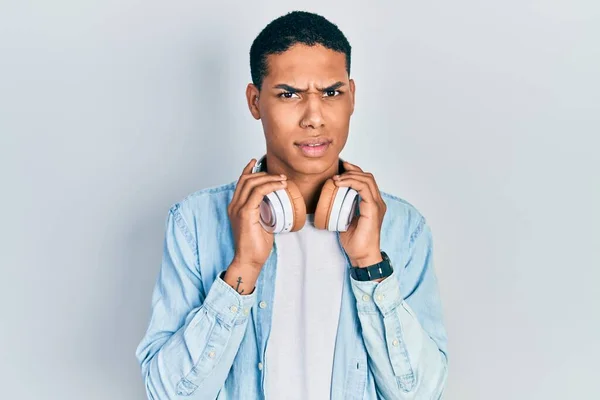Jovem Afro Americano Ouvindo Música Usando Fones Ouvido Sem Noção — Fotografia de Stock