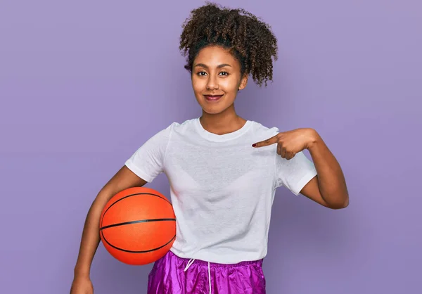 Jovem Afro Americana Jogando Beisebol Segurando Morcego Bola Apontando Dedo — Fotografia de Stock