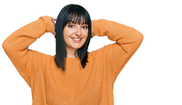 Jonge Latijns Amerikaanse Vrouw Casual Kleding Ontspannen Stretching Armen Handen — Stockfoto