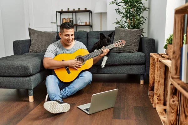 Jovem Hispânico Tendo Onlinr Aula Guitarra Clássica Sentado Chão Com — Fotografia de Stock