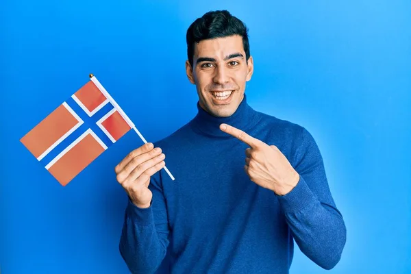 Jóképű Spanyol Férfi Norvég Zászlóval Kezében Boldog Mosollyal Kézen Ujjon — Stock Fotó