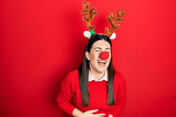 Jovem Hispânica Usando Chapéu Natal Veado Nariz Vermelho Sorrindo Rindo — Fotografia de Stock