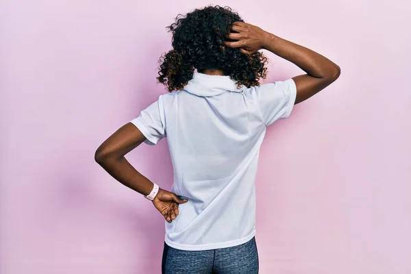 Ung Afrikansk Amerikansk Kvinna Bär Sportkläder Och Handduk Bakåt Tänker — Stockfoto