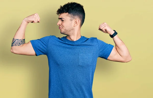 Junger Hispanischer Mann Lässigem Shirt Der Stolz Lächelnd Die Armmuskeln — Stockfoto