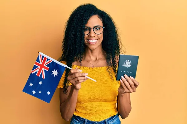 Donna Afroamericana Mezza Età Con Bandiera Passaporto Australiani Sorridenti Con — Foto Stock