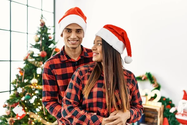 Mutlu Gülümseyen Sarılan Genç Latin Çift Noel Ağacının Yanında Duruyor — Stok fotoğraf