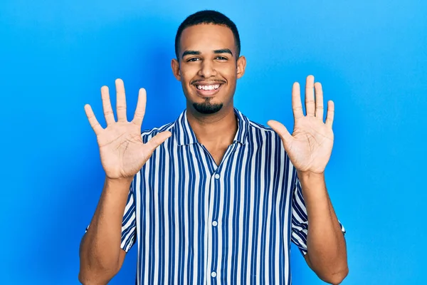 Jeune Homme Afro Américain Portant Des Vêtements Décontractés Montrant Pointant — Photo