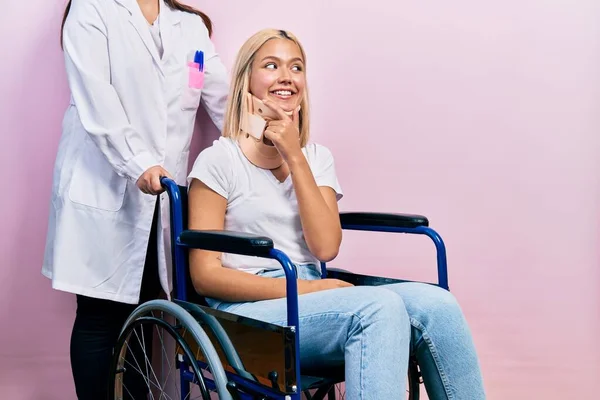 Beautiful Blonde Woman Sitting Wheelchair Collar Neck Hand Chin Thinking — Stock Photo, Image