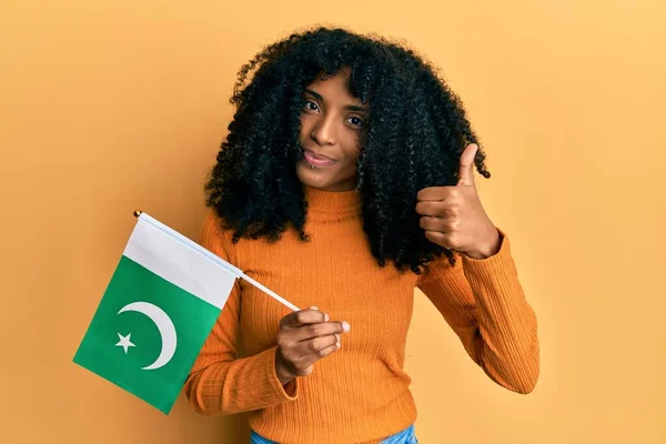 Afrikaans Amerikaanse Vrouw Met Afro Haar Houden Pakistan Vlag Glimlachen — Stockfoto