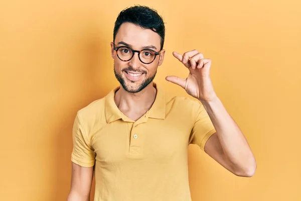 Joven Hispano Vestido Con Ropa Casual Gafas Sonriente Seguro Gesto —  Fotos de Stock