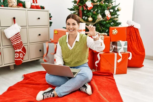 Mujer Hispana Hermosa Joven Usando Ordenador Portátil Sentado Junto Árbol — Foto de Stock