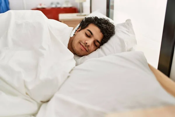 Joven Hispano Durmiendo Cama Dormitorio — Foto de Stock